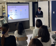 時にはカフェスペースを利用して報告会をすることも！