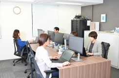 フリーアドレスの事務所です！