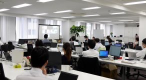 月に1度は海外法人もオンラインでつなぎ、各社の報告、情報共有等をおこなっています