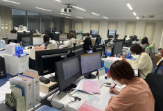 執務室の様子　ダブルディスプレイ標準