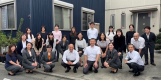 職員の集合写真です。