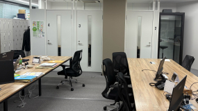 オフィスの様子。テレワークでほとんど人がいません。