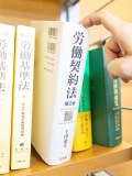 勉強用の書籍もいっぱいあります。リクエストも受け付けてますよ～。