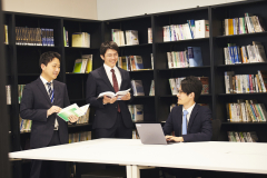 事務所の平均年齢は35歳で、20代後半～30代が多く在籍しております。