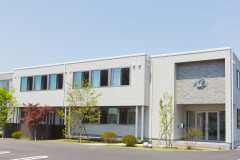 社屋（2019年に新築移転した綺麗なオフィスです）