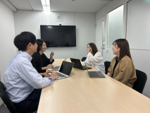 部署の平均年齢は35歳（30代が一番多く、その次が20代40代）。男女比は3:7