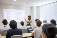 スタッフが講師を務めることもあります。