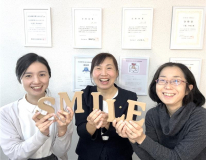 左から、週4正社員の田嵜、代表社員の小森、パート社員の石原です。皆さんのご応募お待ちしております！