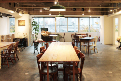 ビル内にある自由に利用できるカフェになります。（休憩、ランチ持ち込み可）