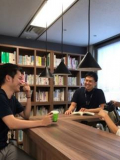 ラウンジにあるカウンターでの普段の一コマです。従業員同士が調べ物をしたり、コミュニケーションをとったり、利用法は様々です。