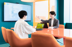 会議室での商談イメージ写真！