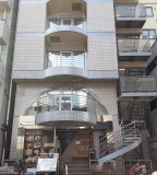 1階が鰻屋さん、らせん階段がオシャレなビルの2階です