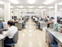 来場者が驚くほど広い事務所！　ここに弁護士事務所も併設されました。さらに２０２６年には増築され、６５人まで入るようになります。社内にセミナールームがあり、毎週1日以上、顧客を招いてのセミナーを開催しています。情報発信力こそ北見事務所の強みです。