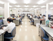 来場者が驚くほど広い事務所！　ここに弁護士事務所も併設されました。さらに２０２６年には増築され、６５人まで入るようになります。社内にセミナールームがあり、毎週1日以上、顧客を招いてのセミナーを開催しています。情報発信力こそ北見事務所の強みです。