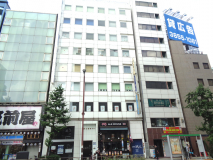 建物外観。駅徒歩1分の大通り沿い。1FがHUBのビルです