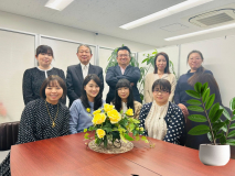 スタッフの写真です　綺麗な事務所です。