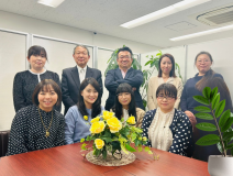 スタッフの写真です　綺麗な事務所です。