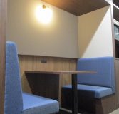 事務所廊下ベンチ