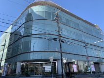 事務所ビルの外観です。1Fにローソンがあります