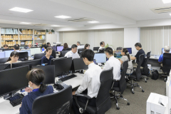 男女比5：5 落ち着いていて、働きやすいオフィスです