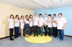 現在のスタッフ数は正社員12名、パート6名の合計18名。お客様が気楽に相談しやすいように、ビジネスカジュアルスタイルです。