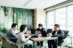 基本的にはノートPCを持ち歩いてどこでも仕事が出来るようになっています。