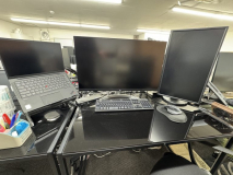 デスク環境（32インチディスプレイ×1／24インチディスプレイ×1／ノートPC×1）