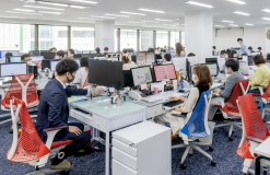 明るさと開放感が増したしのフィス、メンバーのカジュアル感もさらに増したかもしれません？！