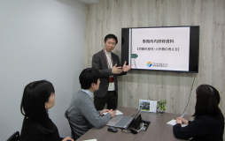 事務所内打合せの様子