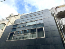 こちらの建物の4階です。