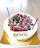 スタッフの誕生日には注文バースデーケーキでお祝い！