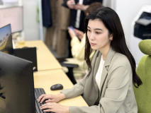 トリプルモニターなど充実の作業環境です。