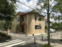 自慢の洋風木造のオフィス。陽が差し込む明るい社屋です。