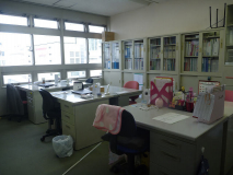 オフィス内の様子。窓の外には松坂屋が視えます。