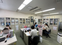 オフィス内の執務風景