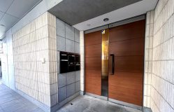 事務所ビル入口