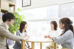 大阪オフィスに集合した際は活発な会議が行われます。