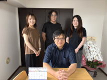 代表とスタッフの集合写真
