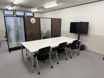 ミーティングルームです。毎月の勉強会や会議はこちらでおこないます。