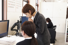 不安なことはチームメンバーと一緒に考えて業務を進めます。
