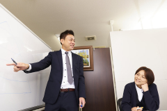 毎月の勉強会では全員が順番で講師を務め、業務の知識を深めます。