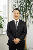 代表の波多野です