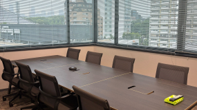 8名用の会議室です。ウェブ会議や顧客応対で使用します。