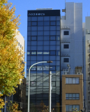 事務所ビルの全景