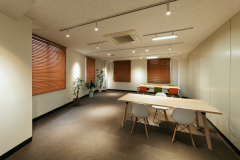 オンライン会議・社内ミーティングを行う会議室です